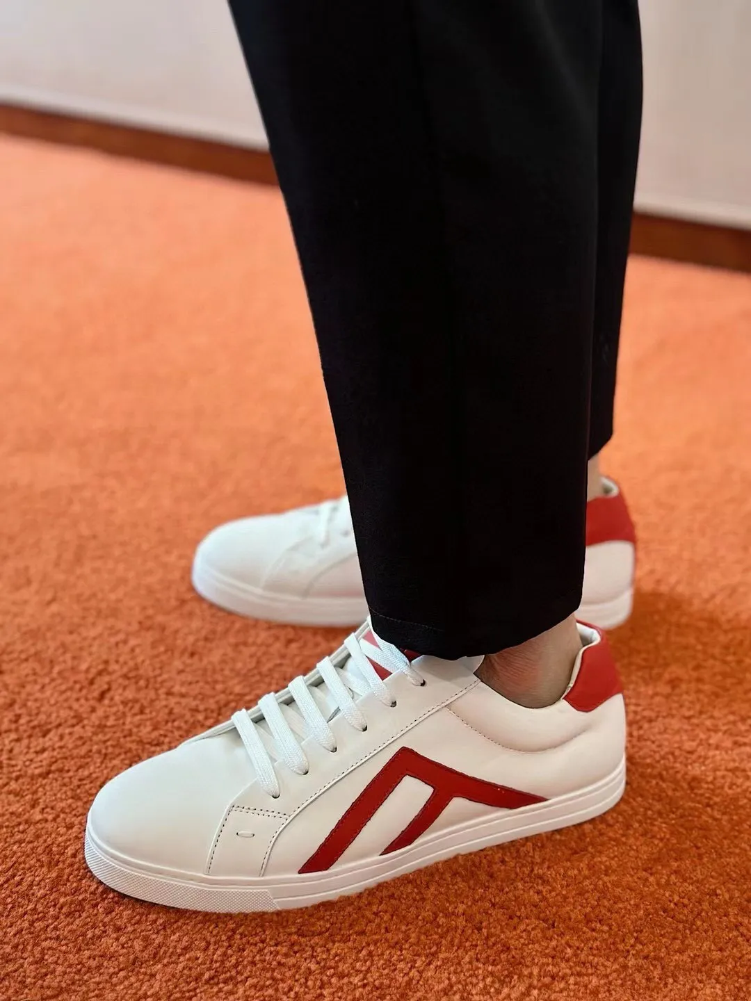 Factory price: 380💰 Fendi men's sports shoes - top version. In the corner, there is no limit to expression, highlighting the FF element cowhide to highlight personality, walking well! The shoe mouth is embossed with brand letters with a cowhide label. Cowhide upper + cowhide stitching mesh lining + T men's men's shoes 💰U outsole Size: 38-44, (customized at 45)